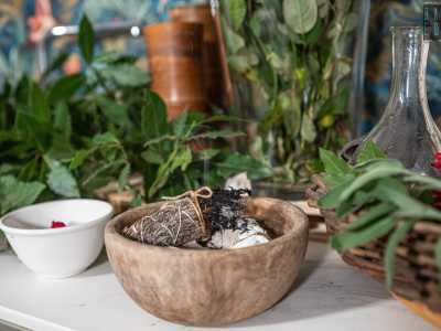 L�esperta prende quindi una ciotola con all�interno lavanda, alloro e salvia, legate tra di loro a spirale con uno spago